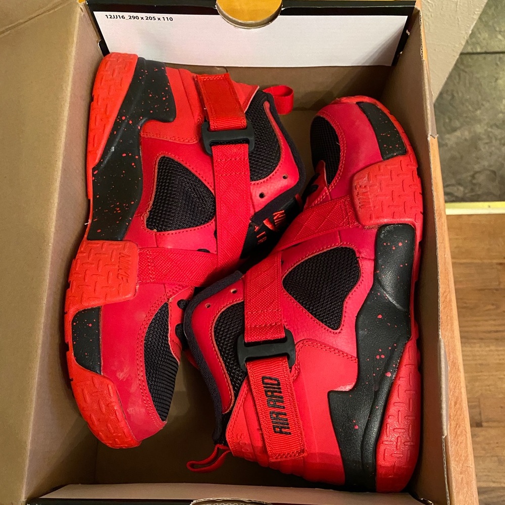 Nike air raid shoes! Youth size 6.5. Note that this shoe runs small! Worn once.